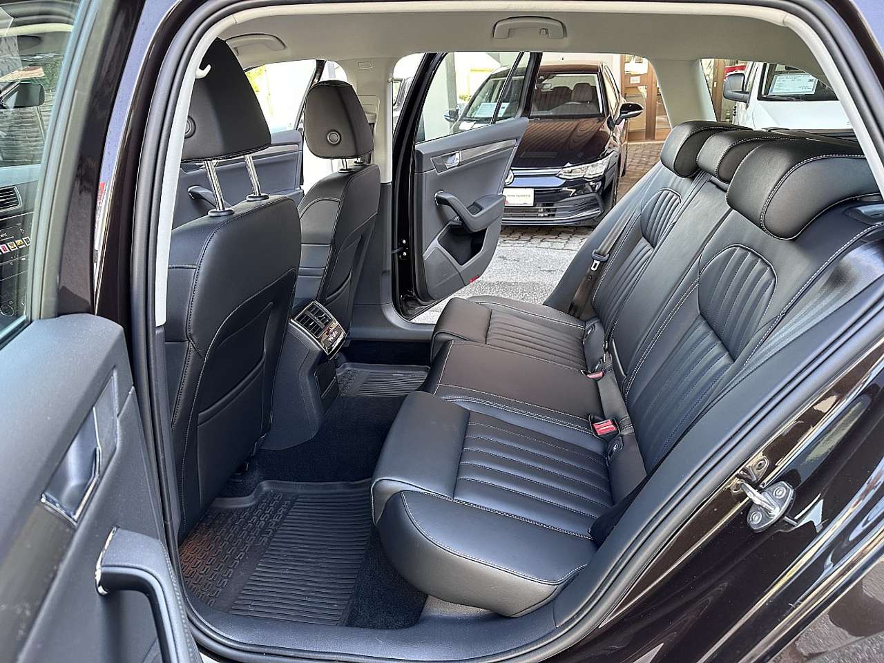 Skoda Superb  Kombi 2,0 TSI 4×4 Style DSG *AHK, Matrix LED, K…