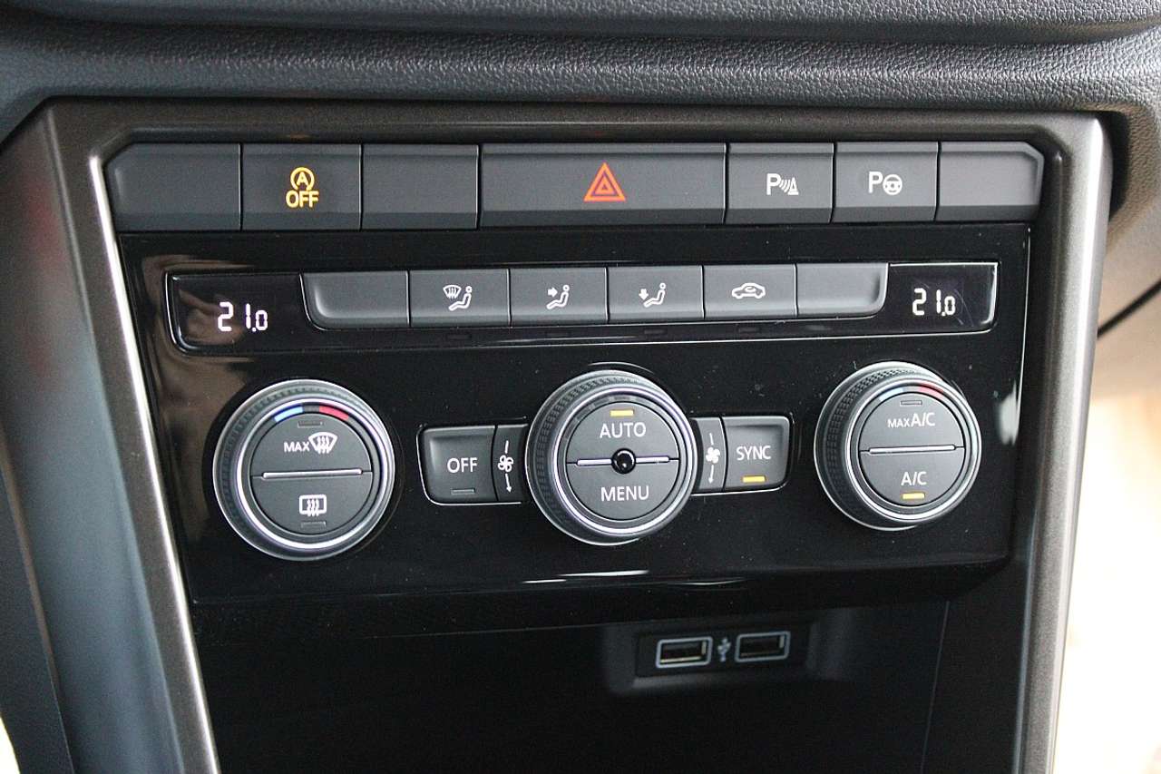 Volkswagen T-Roc  1,5 TSI ACT Design DSG *AHK, NAVI, Rü.Kam*