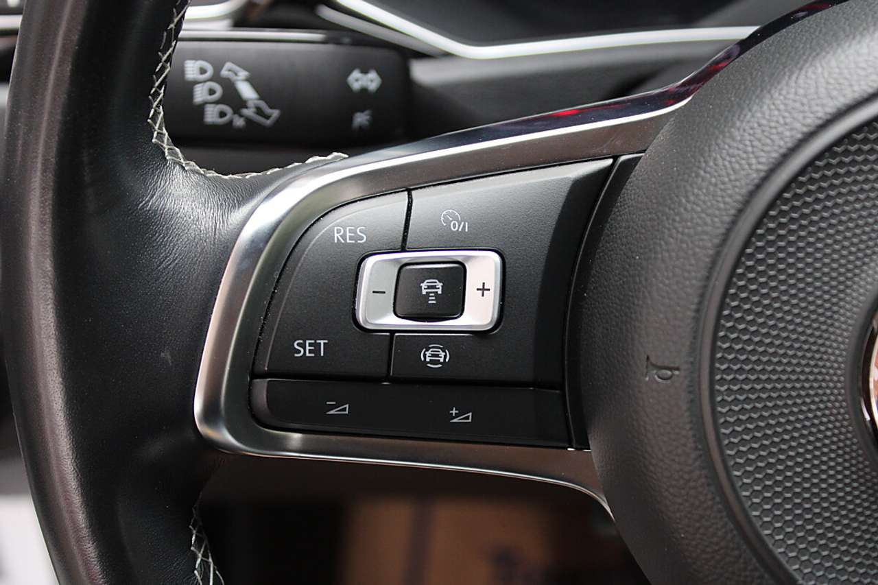 Volkswagen T-Roc  1,0 TSI Design *AHK, LED, ACC*