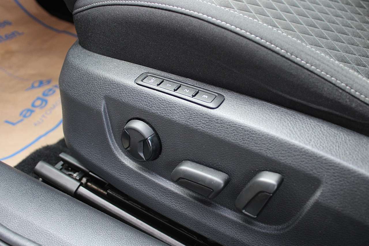 Skoda Superb  Kombi 2,0 TDI DSG *Memorysitz, NAVI, LED, Sitz…